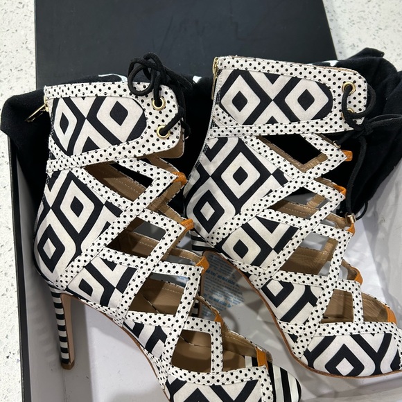 ⬇️PRICE 💐 Alejandra G - Black and White Bootie Heel - Size 37 - Picture 3 of 12